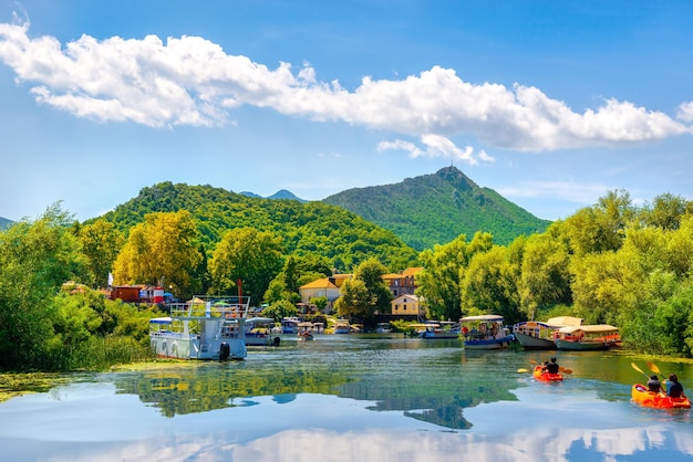 Dorf an einem Fluss des Lake Skadar Park, Montenegro