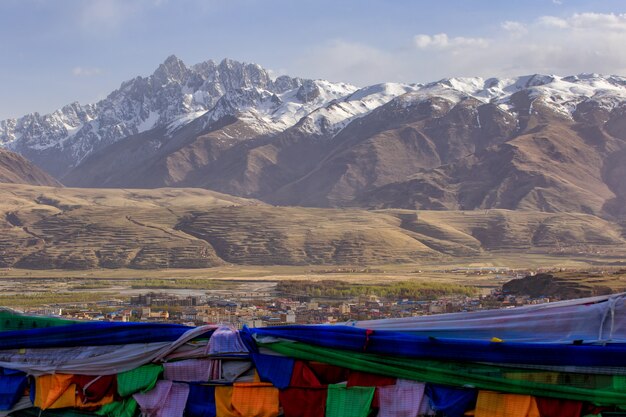 Dorf auf dem Berg ein berühmter Markstein in Ganzi, Sichuan, China.