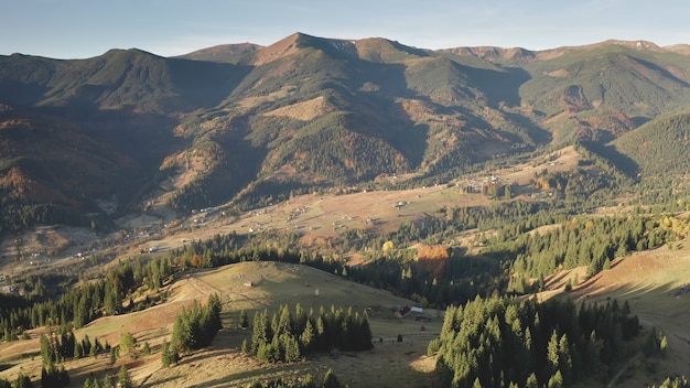 Dorf auf dem Land an der Bergtalantenne niemand Naturlandschaftshütten an der Landstraße Tanne und