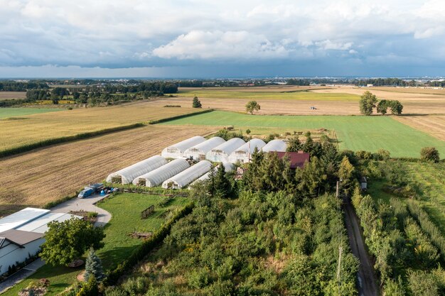 Dorf aus der Höhe, blauer Himmel und kleine Privathäuser, Polen