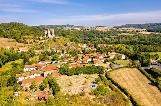 Dorf Domeyrat mit seinem Schloss in der Auvergne Frankreich