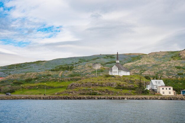 Dorf Holmavik im Steingrimsfjördur-Fjord in Strandir in Nordisland