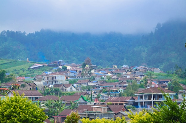 Dorf im Bergfotohintergrund