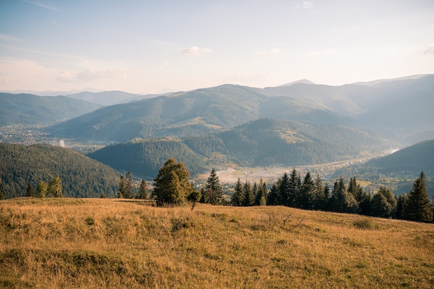 Dorf im Tal zwischen den Gipfeln der Berge