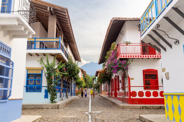 Dorf in den Bergen Kolumbiens mit traditionellen Kolonialhäusern in verschiedenen Farben. Dorf mit spanischen Wurzeln