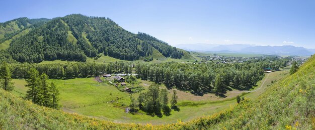 Dorf in den Bergen von Altai Panoramablick auf den Sommer x9