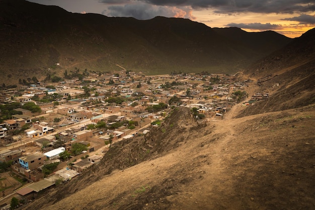 Dorf in den Bergen von Peru