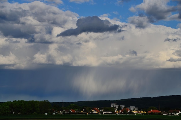 Dorf mit Wolken und Regen