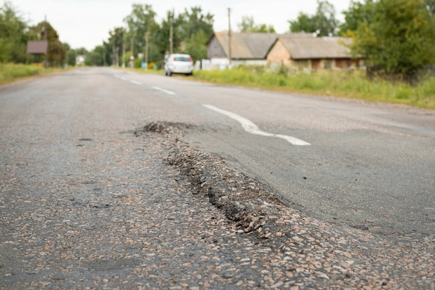 Dorf mit zerstörter Asphaltstraße