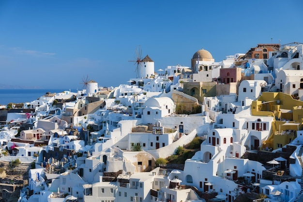 Dorf Oia Santorini Griechenland Blick auf traditionelle Häuser in Santorini Kleine enge Gassen und Dächer von Häusern, Kirchen und Hotels Landschaft zur Tageszeit Reise- und Urlaubsfotografie