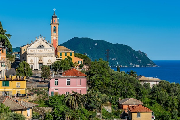 Dorf Pieve Ligure mit seiner Kirche an der italienischen Riviera