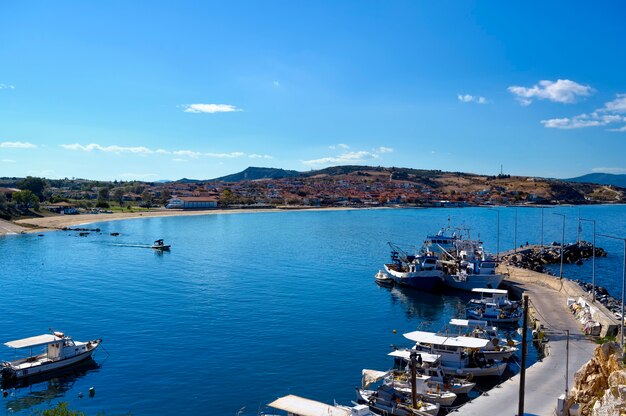 Dorf und Hafen am Meer in Nea Roda, Chalkidiki, Griechenland