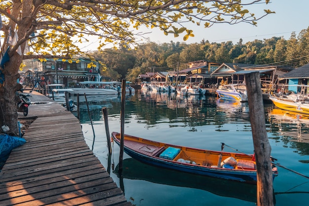 Dorf und Pier im Kanal neben dem Meer am Morgen