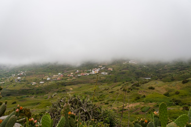 Dorf unter den Wolken Draufsicht vom Berg