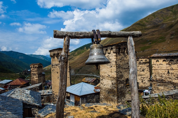 Dorf Ushguli Landschaft mit massiven felsigen Bergen Bezengi Wand, Shkhara im Hintergrund in Swanetien, Georgia