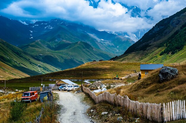 Dorf Ushguli Landschaft mit massiven felsigen Bergen Bezengi Wand, Shkhara im Hintergrund in Swanetien, Georgia