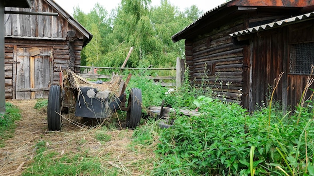 Dorfhof mit Wagen.