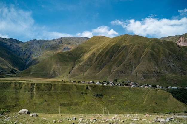 Dorfpanoramaschlucht mit grüner Swanetien-Natur im Kaukasus und Reiterin