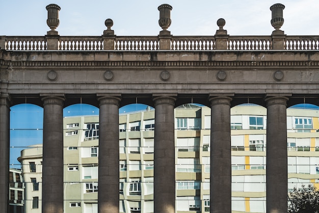 Dorische Säulen und Fenster eines klassischen Gebäudes