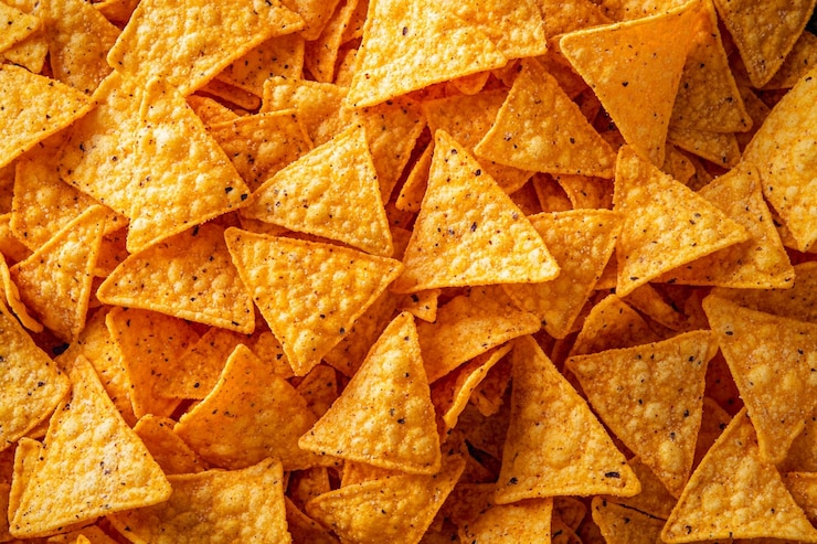 Foto doritos nachos queso de sabor fuerte y papas fritas de maíz