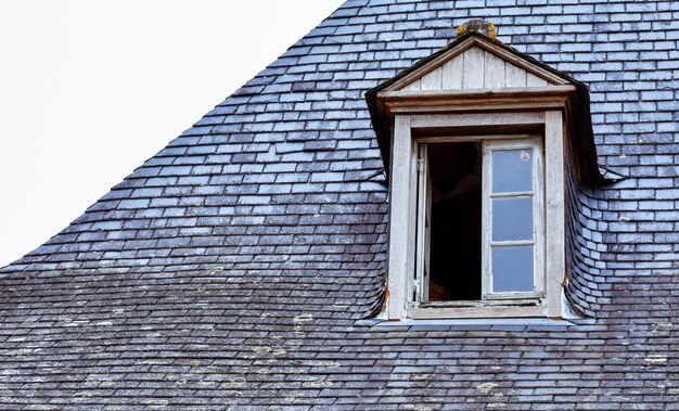 Dormerfenster auf Schieferdach und orangefarbene Schornsteine Rochefort-en-Terre französische Bretagne