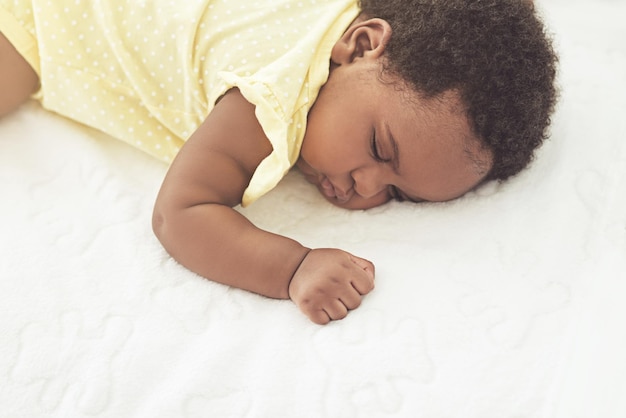 Dormindo pacificamente Foto recortada de uma menina dormindo em uma cama em casa