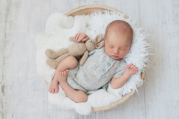 Dormir bebé recién nacido. Concepto saludable y médico. Niño sano, concepto de hospital y maternidad feliz. Bebé infantil. Feliz embarazo y parto. Tema infantil Artículos para bebés y niños