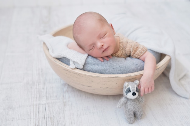 Dormir bebé recién nacido. Concepto saludable y médico. Niño sano, concepto de hospital y maternidad feliz. Bebé infantil. Feliz embarazo y parto. Tema infantil Artículos para bebés y niños