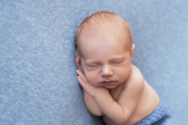 Dormir bebé recién nacido. Concepto saludable y médico. Niño sano, concepto de hospital y maternidad feliz. Bebé infantil. Feliz embarazo y parto. Tema infantil Artículos para bebés y niños