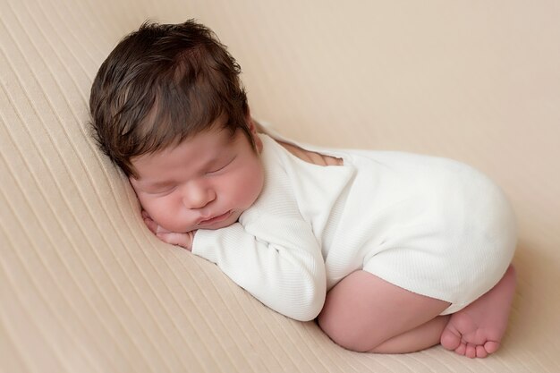 Dormir bebé recién nacido. Concepto saludable y médico. Niño sano, concepto de hospital y maternidad feliz. Bebé infantil. Feliz embarazo y parto. Tema infantil Artículos para bebés y niños