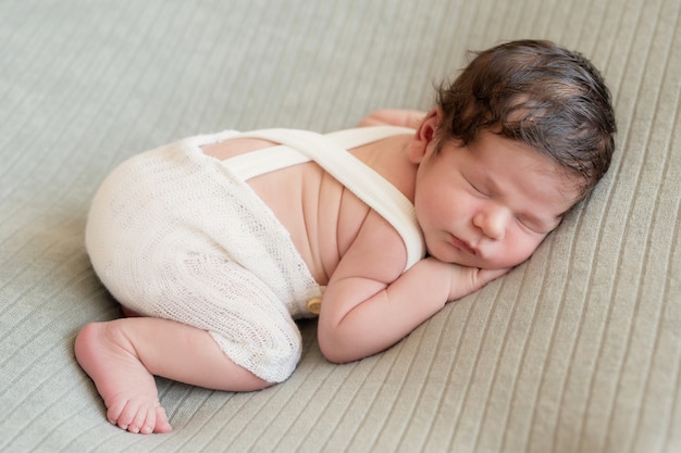 Dormir bebé recién nacido. Concepto saludable y médico. Niño sano, concepto de hospital y maternidad feliz. Bebé infantil. Feliz embarazo y parto. Tema infantil Artículos para bebés y niños