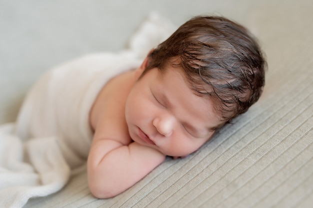 Dormir bebé recién nacido. Concepto saludable y médico. Niño sano, concepto de hospital y maternidad feliz. Bebé infantil. Feliz embarazo y parto. Tema infantil Artículos para bebés y niños