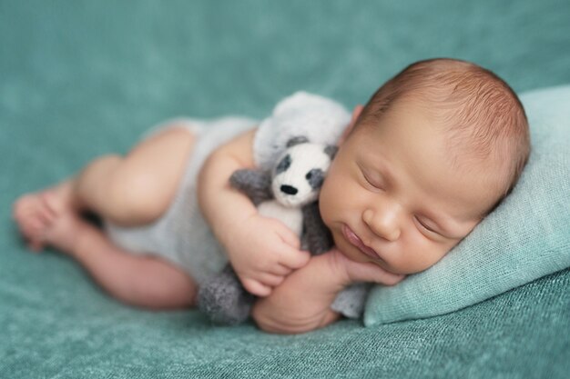 Dormir bebé recién nacido. Concepto saludable y médico. Niño sano, concepto de hospital y maternidad feliz. Bebé infantil. Feliz embarazo y parto. Tema infantil Artículos para bebés y niños