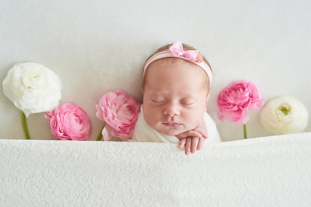 Dormir bebé recién nacido. Concepto saludable y médico. Niño sano, concepto de hospital y maternidad feliz. Bebé infantil. Feliz embarazo y parto. Tema infantil Artículos para bebés y niños