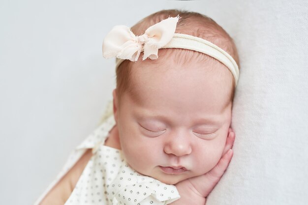 Dormir bebé recién nacido. Concepto saludable y médico. Niño sano, concepto de hospital y maternidad feliz. Bebé infantil. Feliz embarazo y parto. Tema infantil Artículos para bebés y niños