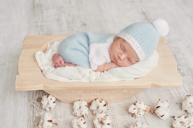 Dormir bebé recién nacido. Concepto saludable y médico. Niño sano, concepto de hospital y maternidad feliz. Bebé infantil. Feliz embarazo y parto. Tema infantil Artículos para bebés y niños.