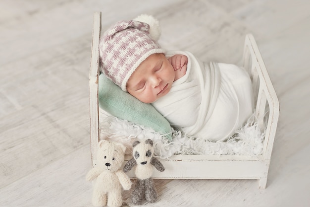 Dormir bebé recién nacido. Concepto saludable y médico. Niño sano, concepto de hospital y maternidad feliz. Bebé infantil. Feliz embarazo y parto. Tema infantil Artículos para bebés y niños.