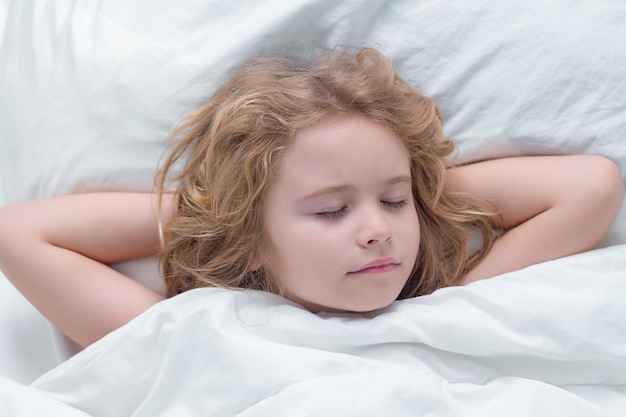 Dormir dormir concepto adorable niño duerme en la cama durmiendo niño