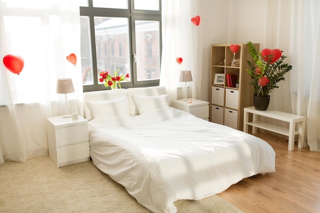 dormitorio acogedor decorado para el día de San Valentín