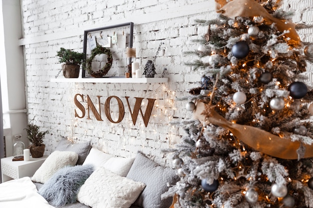 Un dormitorio con un árbol de Navidad decorado y una guirnalda.