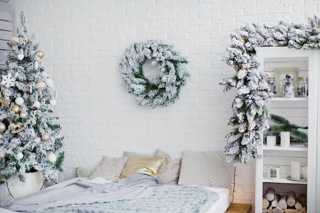 Dormitorio blanco con adornos navideños