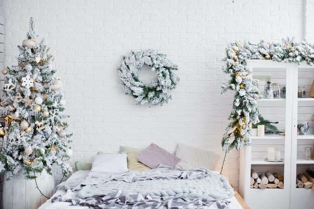 Dormitorio blanco con adornos navideños