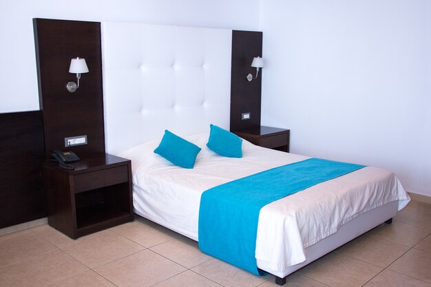 Dormitorio blanco moderno de lujo con cama king size en el hotel