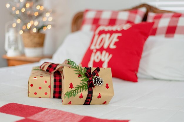 Dormitorio decorado en rojo y blanco para las fiestas