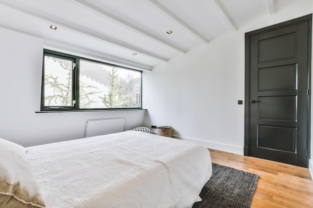 Dormitorio elegante con una ventana grande