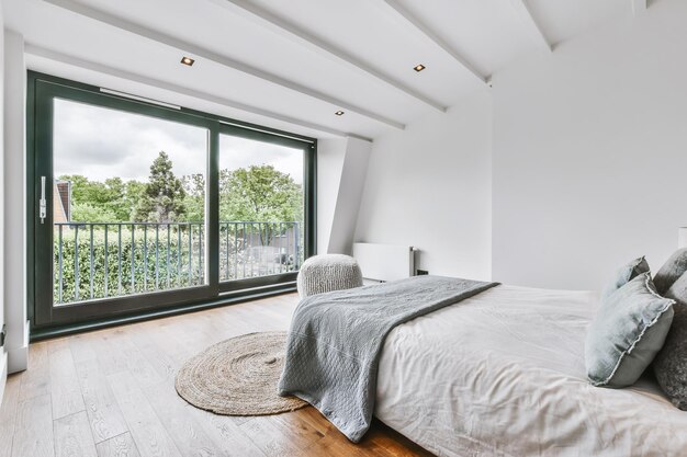 Dormitorio elegante con una ventana grande