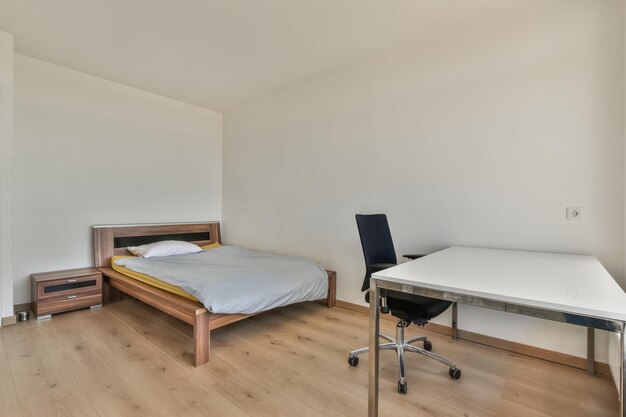 Dormitorio ligero en apartamento moderno