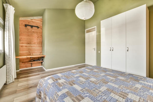 Dormitorio ligero con armario de madera.