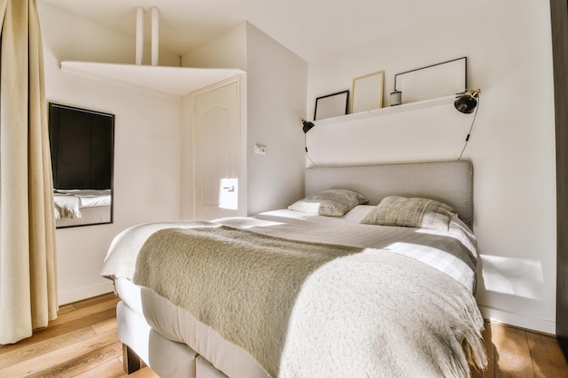 Dormitorio ligero con armario de madera.