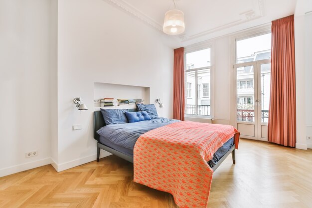 Dormitorio de lujo de la casa en un hermoso diseño